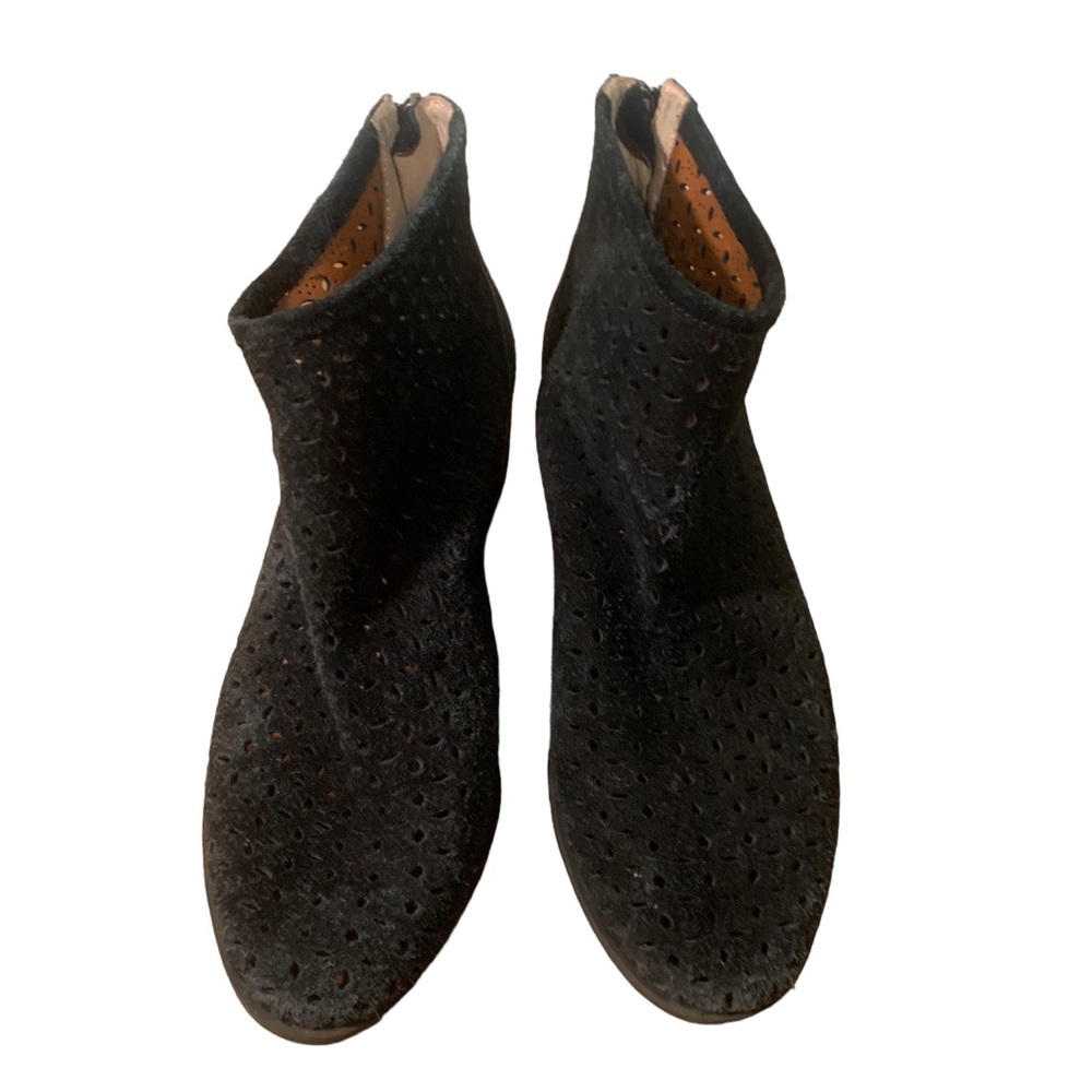 Lucky Brand black suede perforated booties ankle boots shoes women's size 8.5 - Picture 2 of 6